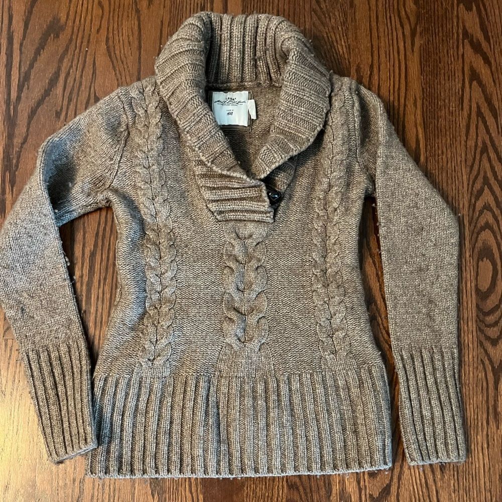 H & M V-neck sweater EUC